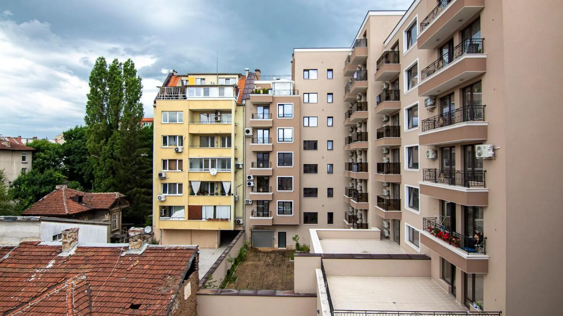Apartment With Private Parking location